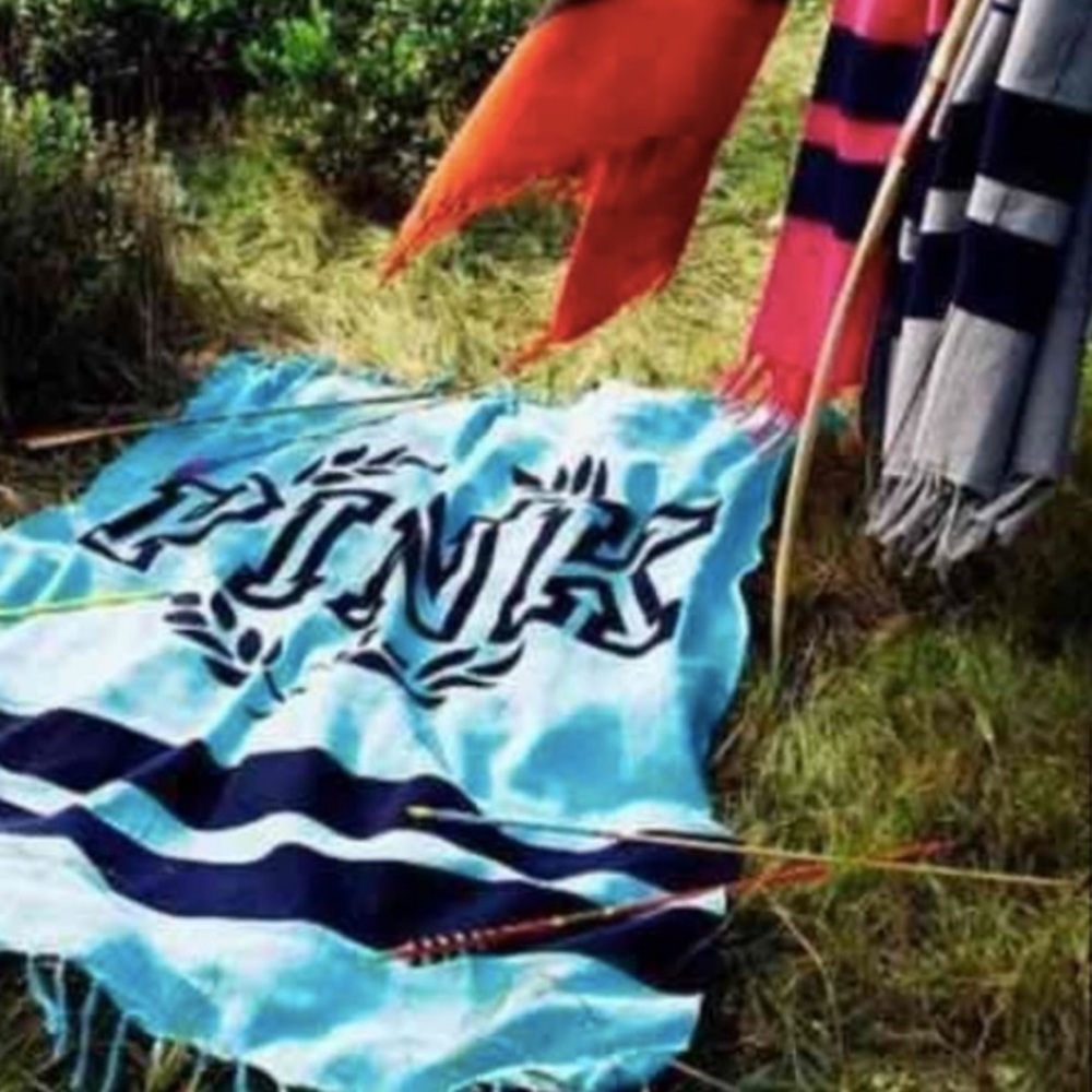 VS PINK stadium beach blanket NWT - Picture 4 of 5